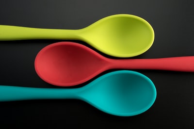 三个绿色、红色和蓝色的塑料勺子